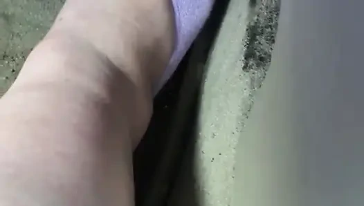 Mor çoraplı pedal pompalama