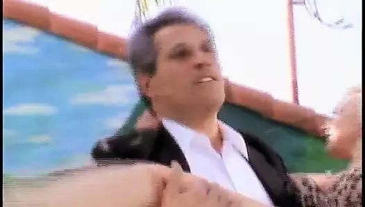 Yaşlı adam kız arkadaşının pirsingli amcığını derinden pompalıyor