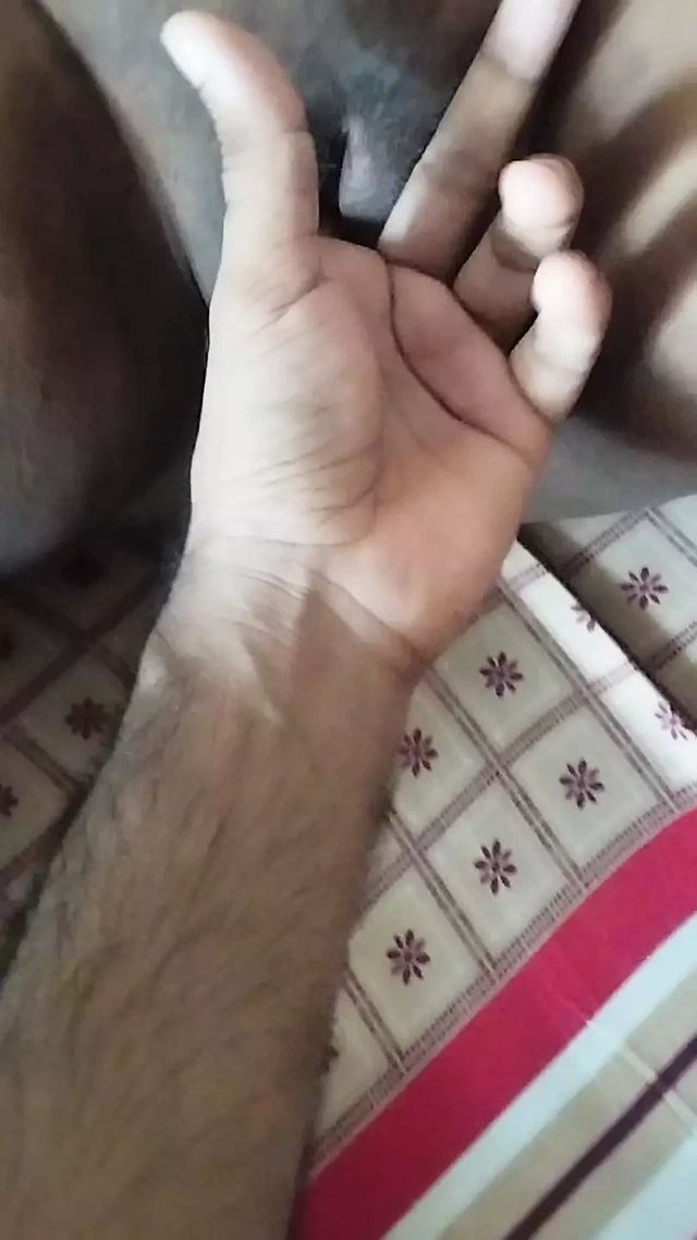 Evde tek başına amını parmaklıyor