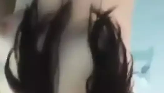 erkek arkadaşına gösteriliyor