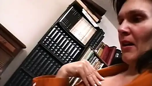 Sigara içen ateşli gençler olgun bayanlarla sikişiyor - 2'de 1 sahne