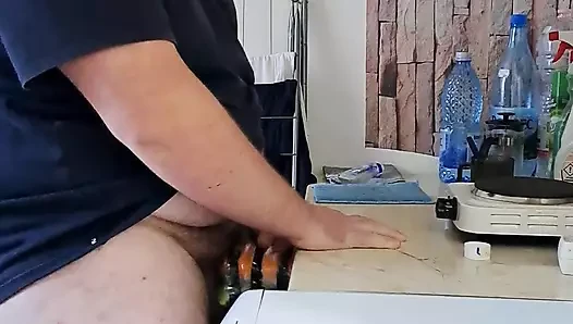 Sakallı erkek işten sonra tek başına mastürbasyon yapıyor