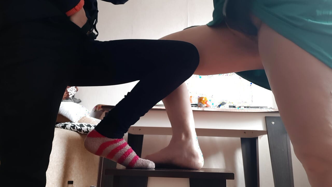 Orta yaşlı kadın ve öğrenci sandalyelerde mastürbasyon yapıyor