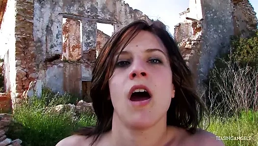 Solo mastürbasyon onu pek memnun edemedi, bu yüzden o girdi