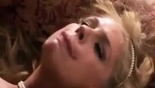 Muhteşem sarışın piliç kanepede sertçe sikiliyor