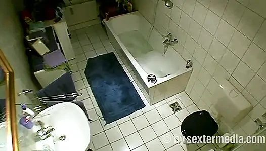 MILF Banyoda Kişisel Hijyen Yapıyor