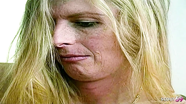 Sarışın transeksüel ilk randevuda erkeklere sakso çekiyor