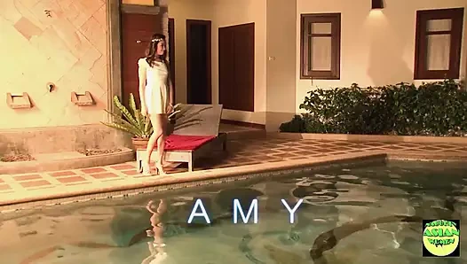 Asyalı piliçler havuzunun kenarında çok fazla yalama ve sikişme oluyor