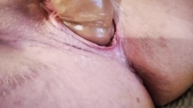 Tatlı evli kadın dildoyla sikiliyor