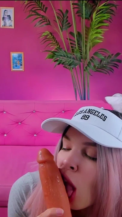 Büyük dildo emiyor