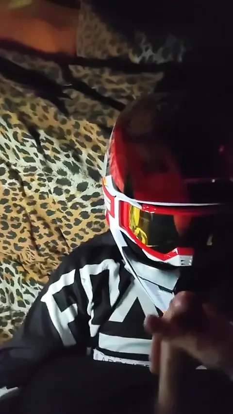 Mxhelmet'teki eski erkek arkadaşım beni sıvazlıyor, gözlüklerine boşalıyor