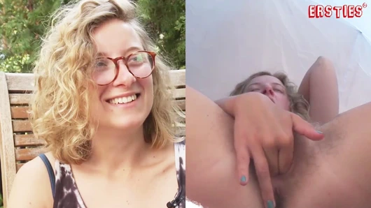 Ersties - Fransız şehveti açık havada - Manu vulvasıyla oynuyor
