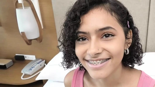 Bu Porto Rikolu harika göğüsleri ve tombul traş kedi var