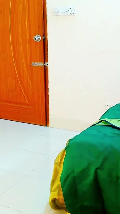 Transseksüel üvey oğlu kocası evde yokken kelepçeli ve seksi üvey anne tarafından sikiliyor | Klip 2