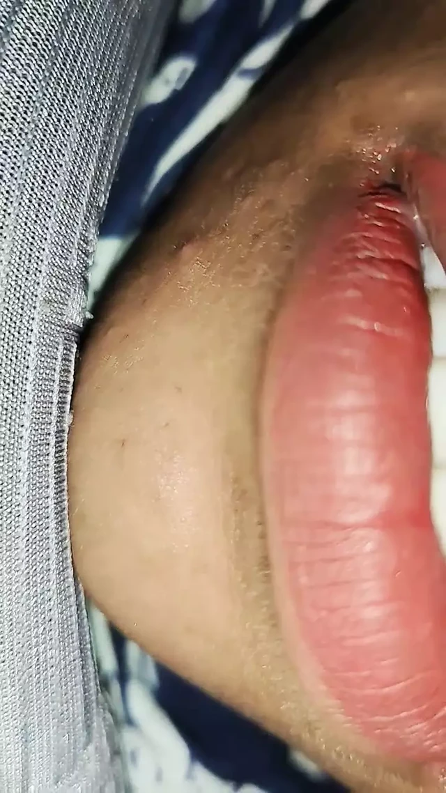 Desi yengenin göğüslerine masaj yapıyor ve hayalet bundan zevk alıyor, bugün bana da bak