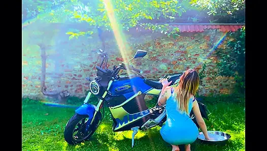 Motosikletli amcık ıslak azdırıyor ve orgazm oluyor