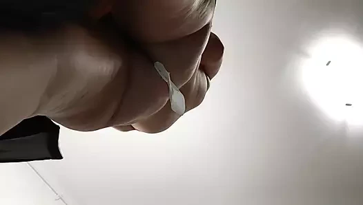 Seksi evli kadın ev işlerini çıplak yapıyor. Esmer kıllı amcık, büyük göt, büyük memeler. Seksi evli kadın vibratörle kendine masaj yapıyor.