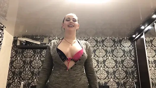 Güçlü egzersiz ve kaslara tapma! Seksi vücut kıyafeti içinde motivasyon ve hakimiyet!
