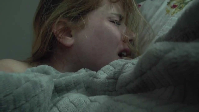 Покорную хорошенькую девушку жестко трахают во все ее дырки