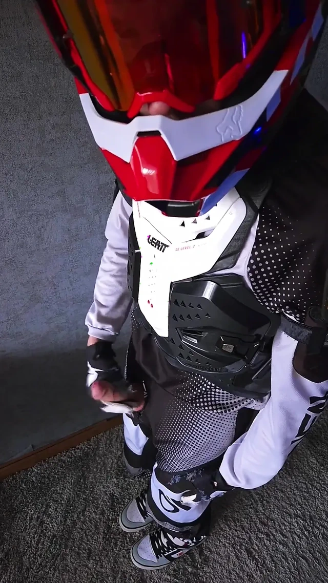 Kimse bakmadan kaskın üstüne boşal.