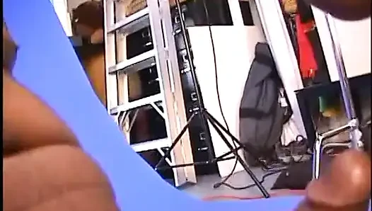 Şekilli vücutlu amcıklı siyah güzellik ilk fotoğraf çekiminde sikiliyor