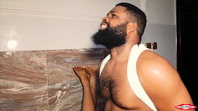 Sindy'nin amını masada krissyjoh'un büyük yarağı okşuyor