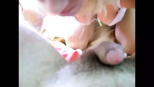 Güzel sarışın sulu küçük adamını berbat