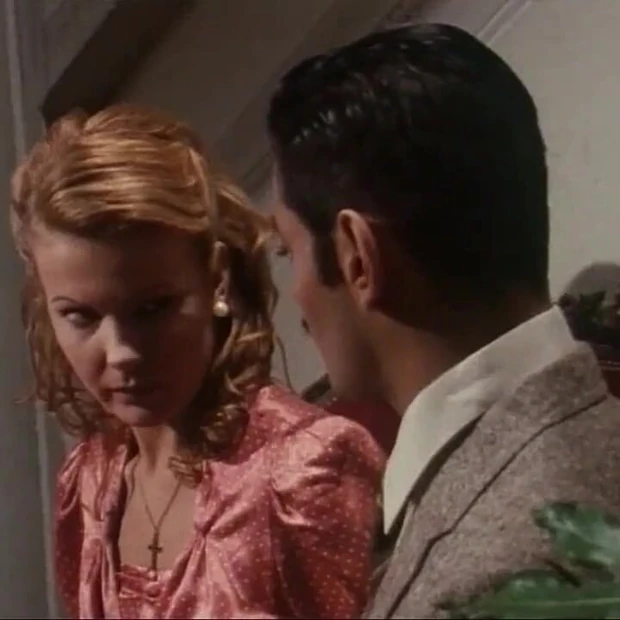 Сексуальная рыжая девушка обожает оргазм во рту