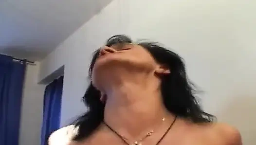 Tombul adam dövmeli orta yaşlı seksi kadının sert ağzını ve ıslak amını sikiyor