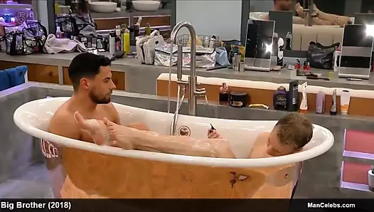 Erkek ünlü andrew brady realite şovu sırasında seksi görünüyor