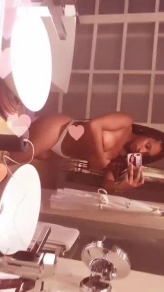 Siyah kız ganimetini gösteriyor