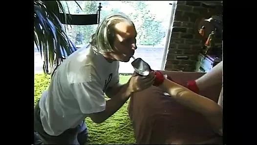 Yaşlı bir adam ayaklarına boşalıyor ve yalarken genç sürtük amına mastürbasyon yapıyor
