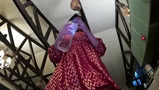 Bakire komşumu aşağılama, kontrol ve mutfakta boşalma oyunu pişirirken kullanıyorum