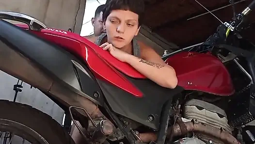 Eşim eşiyle televizyon izlerken garaja koydum