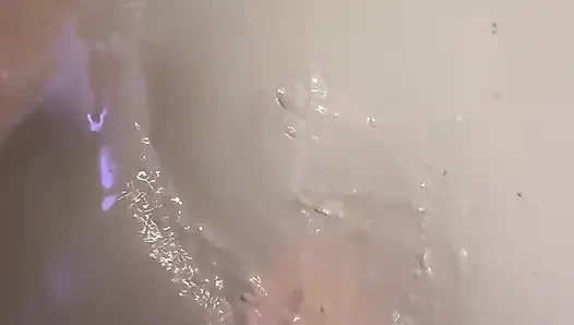 Sıcak su meme uçlarımı sertleştiriyor