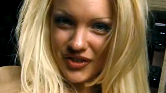 Şimdiye kadarki en büyük memeli sarışın küçük yarağına derin bir sakso çekiyor