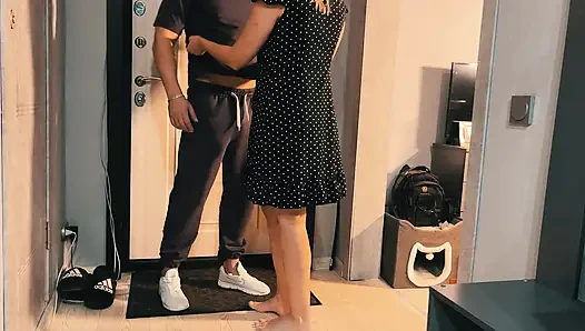 Kocam evde yokken kurye ile aldatıyorum