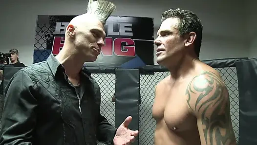 Sarışın sürtük büyük bir yarak için bacaklarını genişletiyor