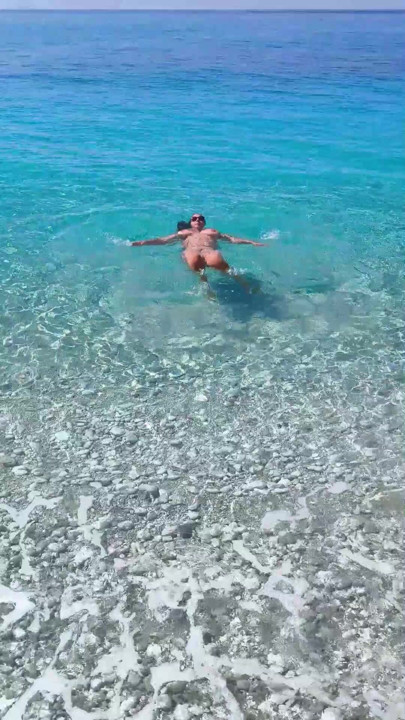 Seksi çıplak vücudum çıplak yüzüyor