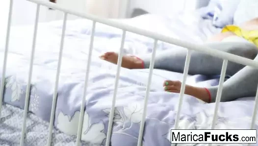 Marica giyinir ve onu kedi parmaklar