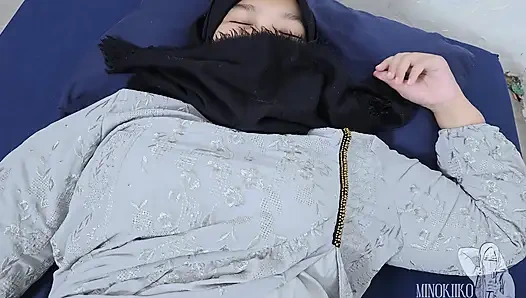 Asyalı tesettürlü kız kardeş ona büyük yapay penisin tadını nasıl çıkarmasını öğretmesini istiyor - minokiiko