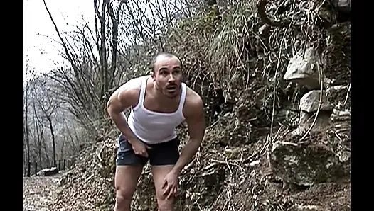 Kötü izleyici kızıl saçlı orta yaşlı seksi kadını ormanda işerken yakaladı ve onu götten sikiyor