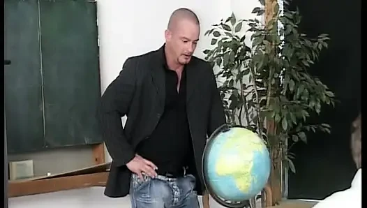 Minik Alman genç kız sınıfta sert üçlü sekste sikiliyor