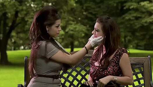 Ateşli sarışın ve esmer barda sırayla adamın aletini emiyor