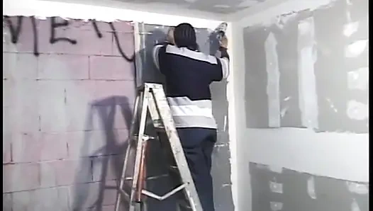 Siyah hamile kadın yerde kaşık pozisyonunda almayı seviyor
