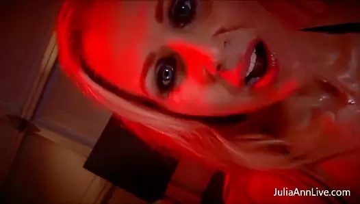 Seksi milf Julia ann sigara içerken sikini yalıyor!