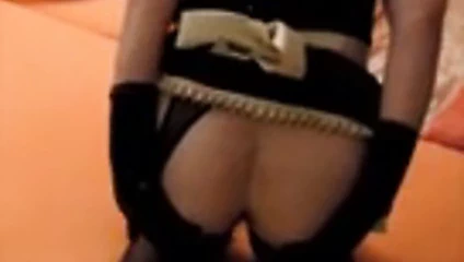 Lateksmaid götünü gösteriyor