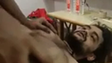 Hintli transeksüel adamla sikişiyor