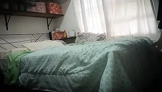 Cep telefonunu odama sakladım, çok ateşli ve onu izlemek için büyük bir götü var