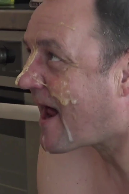 Две грязные женские доминанты плюют рабу в рот